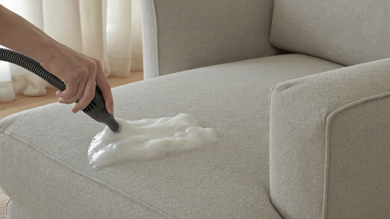 Rens af sofa og møbler: Sådan gør du med en tæpperenser