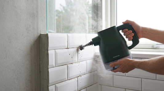 Damp fra CleanFriend PureSteam bruges på fuger i badeværelset